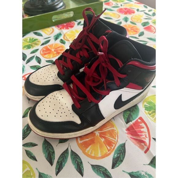 Nike Air Jordan One Retro Mid Rise Black Toe 2023 Black White Red Youth Size 7 - Picture 3 of 13